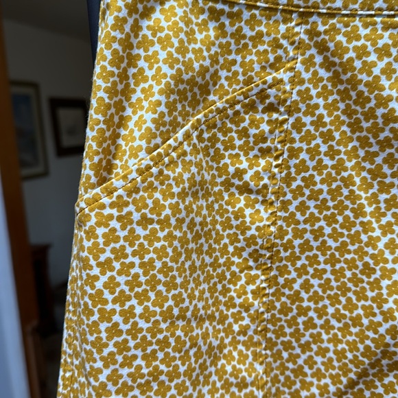 LAST WEEK! GOES TO CHARITY NEXT WEEK. Daisy Print Casual Boden Mini Skirt - Picture 3 of 6